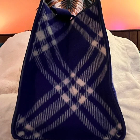 BURBERRY TOTE WITH COA (1650 RETAIL) - Picture 8 of 13